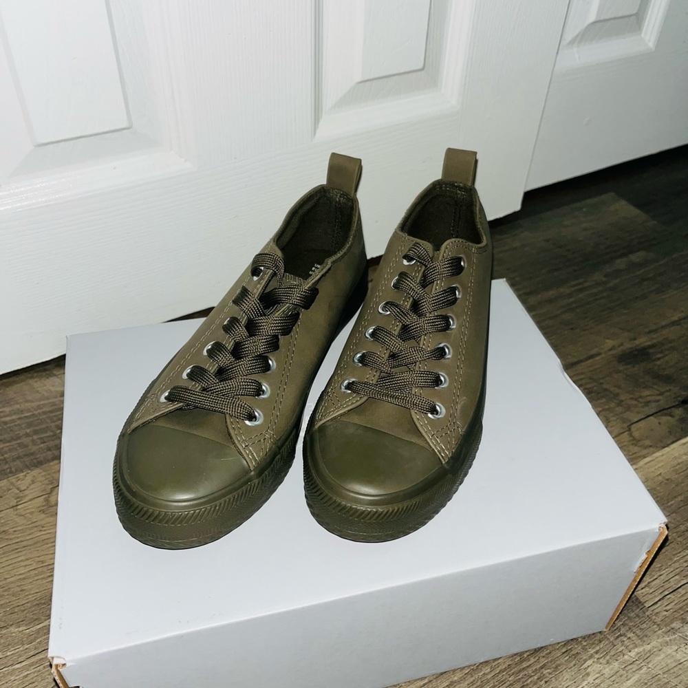 Minimalist Low Top Sneakers: